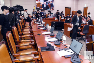 「M포토」 법사위, 의사일정 협의 이유로 정회