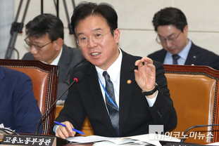 「M포토」 질의에 답하는 김영훈 고용노동부 장관