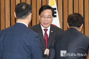 「M포토」 의원들과 인사하는 송언석 원내대표