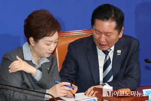 「M포토」 대화하는 정청래-이언주