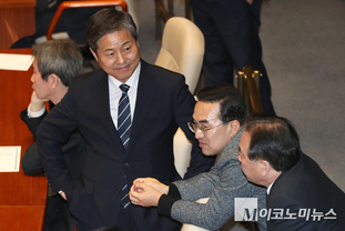 「M포토」 인사청문회 앞둔 박홍근, 본회의서 의원들과 대화