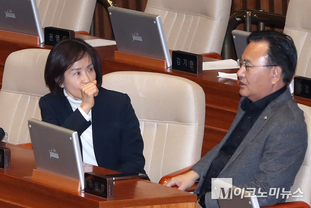 「M포토」 대화하는 유상범-최수진