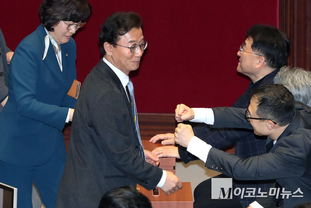 「M포토」 무제한 토론 종결 투표하는 전재수