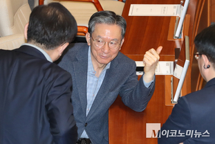 「M포토」 의원들과 대화하는 정성호 법무 장관