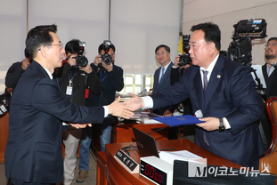 「M포토」 선서문 전달하는 황종우 해양수산부 장관 후보자