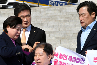 「M포토」 박형준 부산시장, 국회 앞에서 삭발