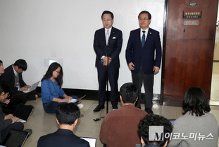 「M포토」 ‘尹 검찰 조작기소 국조특위’ 백브리핑하는 여당 박성준-이건태