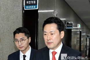 「M포토」 박준태 당대표 비서실장과 이동하는 장동혁 대표