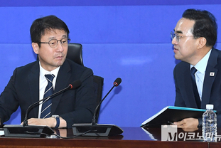 「M포토」 ‘당정 협의’서 대화하는 한병도-박홍근