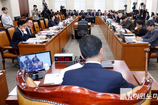 「M포토」 의사봉 두드리는 신정훈 행안위원장