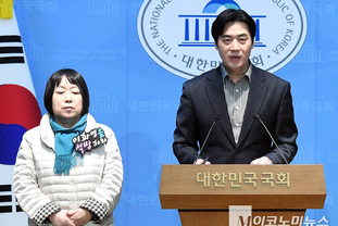 「M포토」 기자회견하는 한준호-이화영 전 경기도 평화부지사 부인 백정화 씨