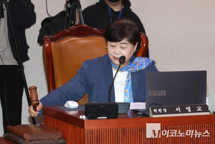 「M포토」 의사봉 두드리는 서영교 조작기소 국조특위 위원장