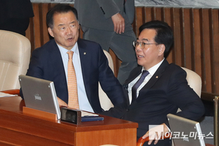 「M포토」 국회 본회의서 의원들과 대화하는 송언석