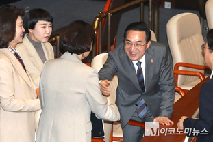 「M포토」 의원들과 인사하는 박홍근 장관