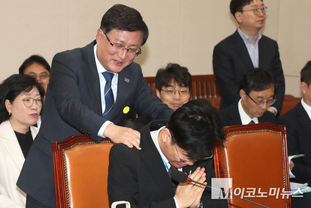 「M포토」 김영훈 장관 어깨 주물러주는 김성환 장관