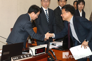 「M포토」 야당 의원들과 인사하는 권칠승 신임 행안위원장