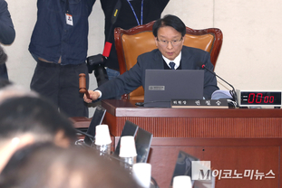 「M포토」 의사봉 두드리는 권칠승 신임 행안위원장