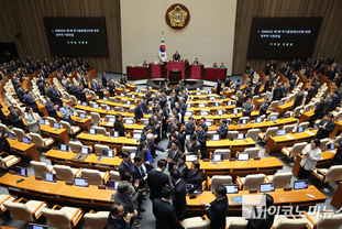 「M포토」 민주당 의원들의 환영 받으며 국회 본회의장 들어서는 이재명 대통령