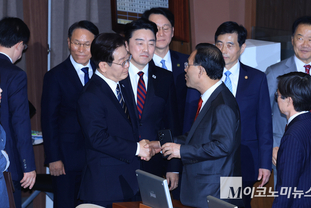 「M포토」 주호영 국민의힘 의원과 악수하는 이재명 대통령