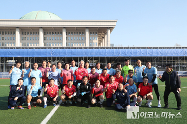국회의원축구연맹, 25일 한일전 앞두고 국회출입기자단축구팀과 몸풀기