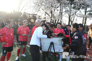 「M포토」 국회의원축구연맹, 한일전 앞서 컨디션 체크하는 날...무슨일이?