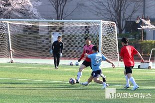 「M포토」 국회의원축구연맹, 한일전 앞서 컨디션 체크...여야 막론하고 열심히!