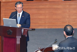 「M포토」 대정부질문에서 의원 질의에 답하는 정성호 법무부 장관