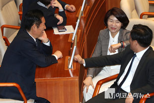 「M포토」 의원들과 대화하는 정청래