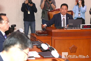「M포토」 의사봉 두드리는 어기구 위원장
