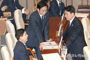 「M포토」 국회 본회의서 장관들과 대화하는 김민석 국무총리