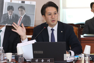 「M포토」 조작기소 국조특위에서 발언하는 전용기