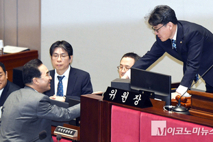 「M포토」 인사하는 박홍근-진성준