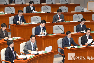 「M포토」 국회 예결위 출석한 국무위원들