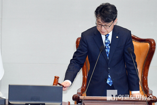 「M포토」 의사봉 두드리는 진성준 예결위원장