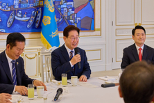 李대통령, 여야 지도부 만나 단계적 개헌 추진 요청
