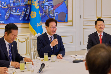 李대통령, 여야 지도부 만나 단계적 개헌 추진 요청