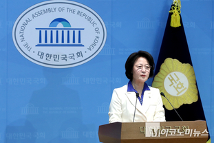 「M포토」 국회 소통관 기자회견서 발언하는 추미애 민주당 경기지사 후보