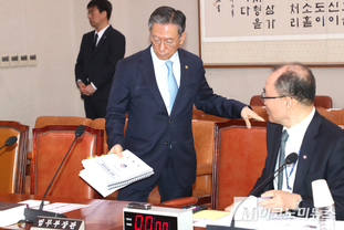 「M포토」 법사위 출석하는 정성호 법무부 장관