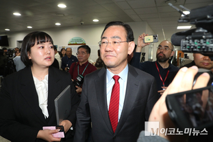 「M포토」 기자회견 후 이동하는 주호영 국민의힘 의원