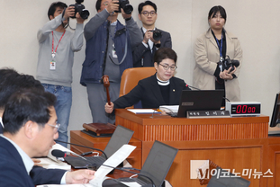 「M포토」 의사봉 두드리는 임이자 재경위원장