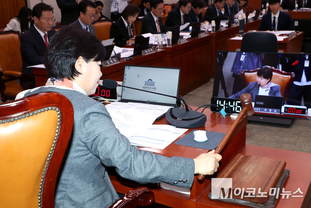 「M포토」 의사봉 두드리는 서영교 조작기소 특위 위원장