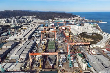 현대重 울산조선소서 잠수함 수리 중 화재...60대 근로자 1명 실종