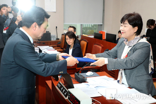 「M포토」 서영교 위원장에 선서문 전달하는 안규백 장관