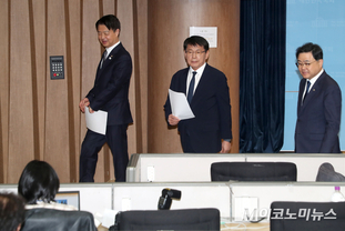 「M포토」 기자회견 후 이동하는 서삼석·김영호·허성무