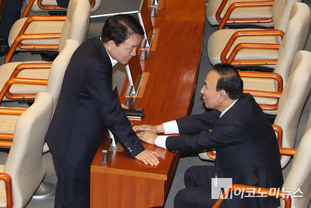 「M포토」 국회 본회의서 대화하는 박덕흠-성일종