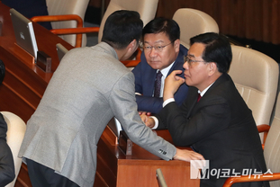 「M포토」 대화하는 송언석-정점식-박준태