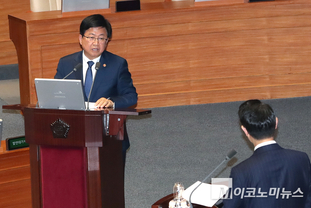 「M포토」 질의에 답하는 최교진 교육부 장관