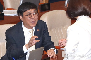 「M포토」 의원과 대화하는 최휘영 문체부 장관
