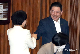 「M포토」 국회 본회의서 의원들과 대화하는 김병기