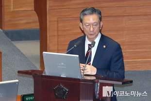 「M포토」 질의에 답하는 정성호 법무부 장관